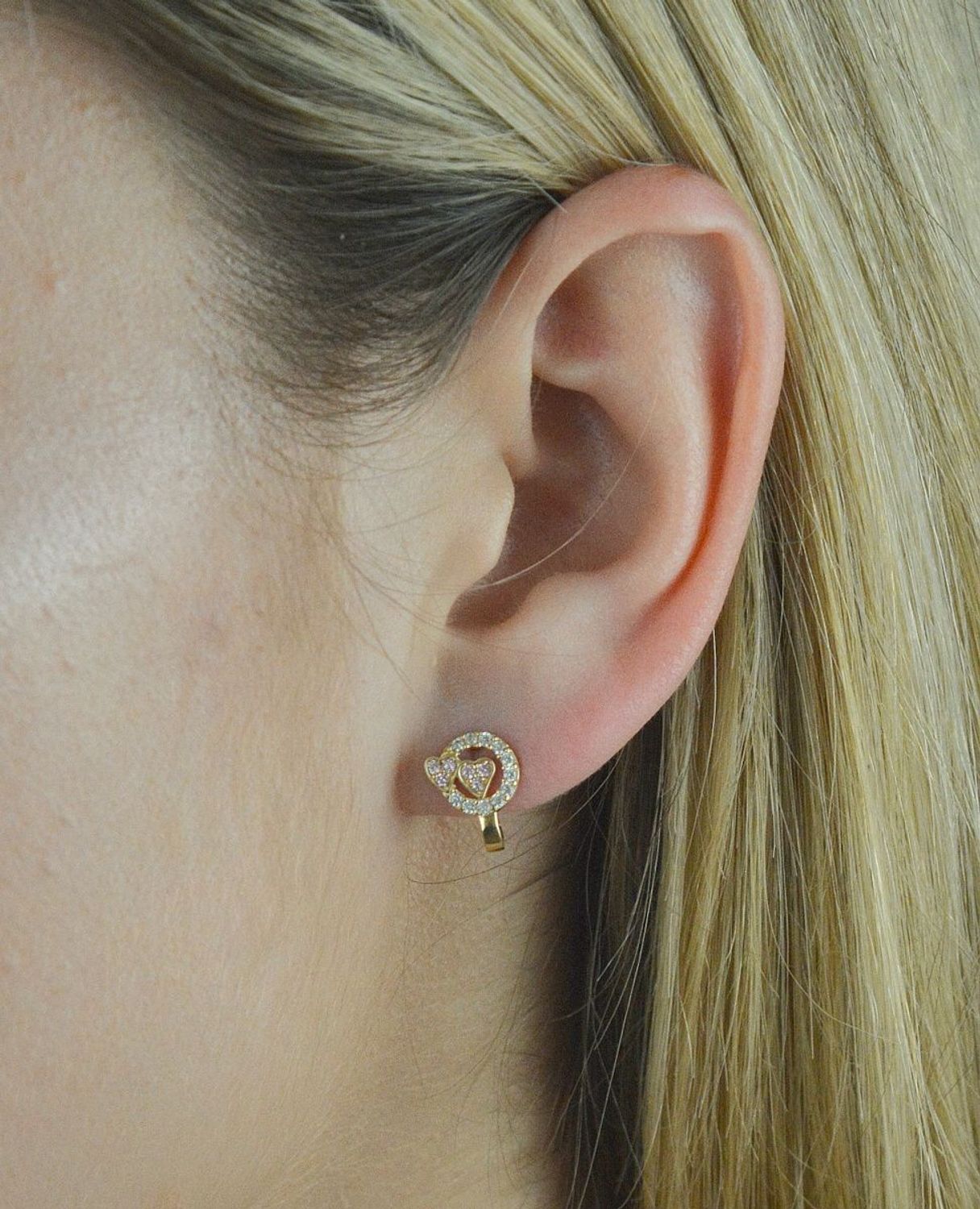 Złote kolczyki 585 dla dziewczynki błyszczące kółeczka z różowymi serduszkami. Delikatne kolczyki wykonane z najwyższej jakości złota próby 585. Kolczyki w minimalistycznym stylu, wpisujące się w obecne trendy modowe..jpg